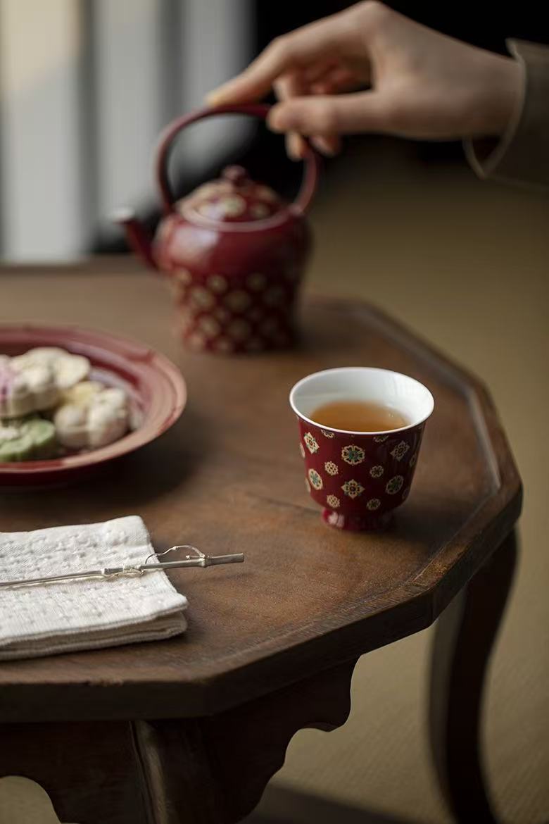 Handmade high-footed teacup with red pipa patterns