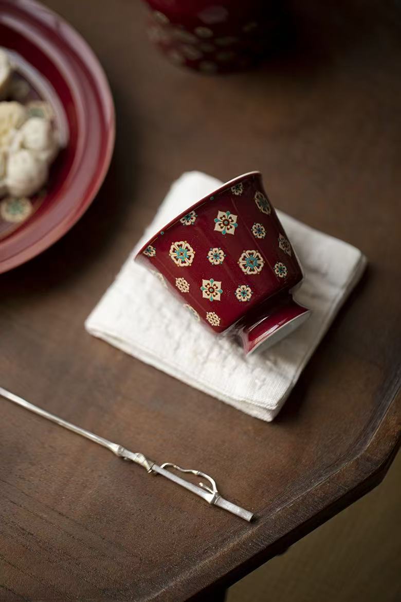 Handmade high-footed teacup with red pipa patterns